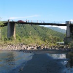 Un pont sur l'un des afluents de l'Ob en Altaï